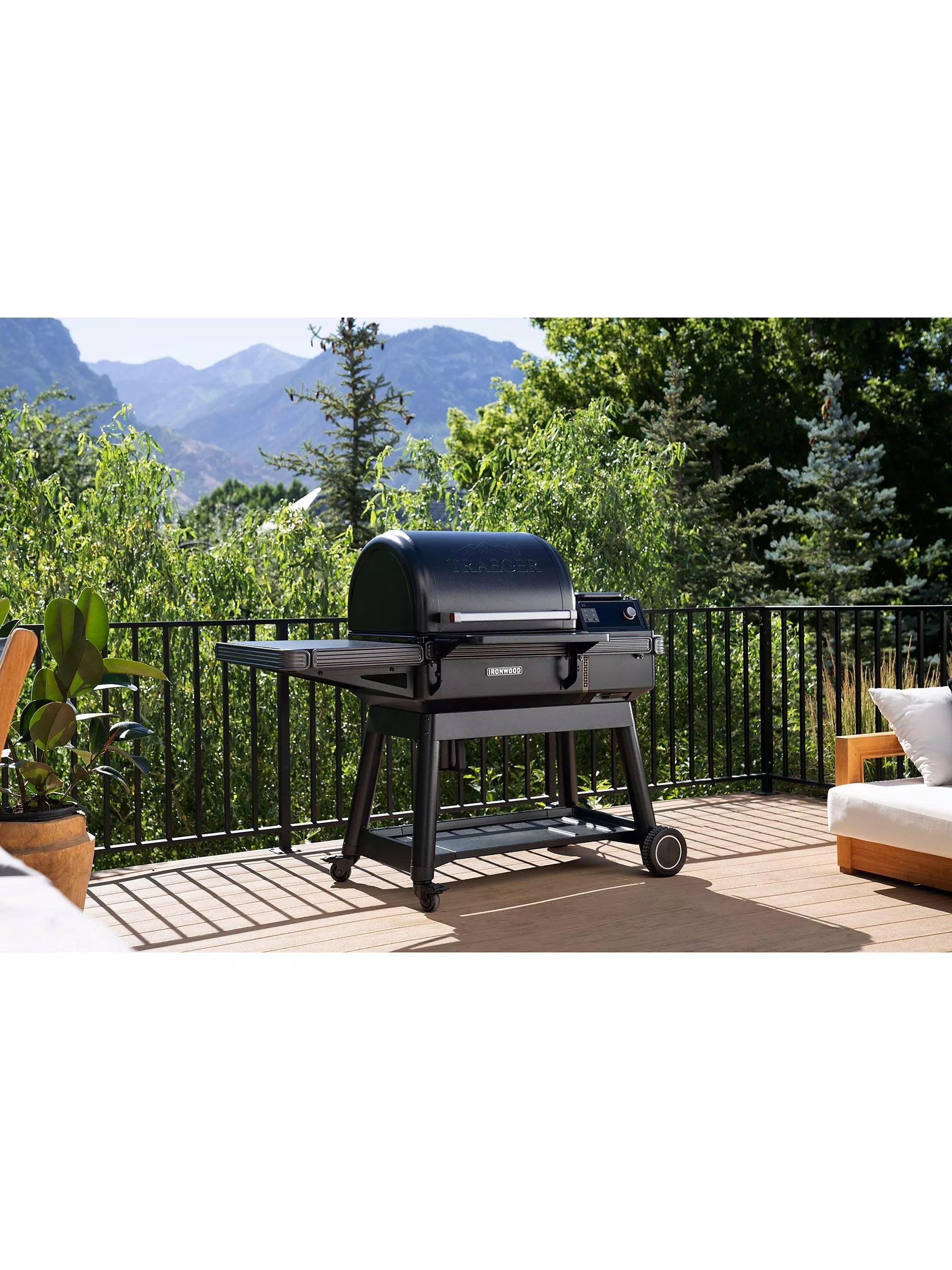 Traeger Ironwood UK WiFi Connected Wood Pellet BBQ, Black